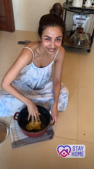 मलायकानं तिच्या इन्स्टाग्राम स्टोरीवर काही व्हिडीओ शेअर केले आहेत. ज्यात ती बेसनाचे लाडू बनवताना दिसत आहे. मलायकानं तिच्या इन्स्टाग्राम स्टोरीवर काही व्हिडीओ शेअर केले आहेत. ज्यात ती बेसनाचे लाडू बनवताना दिसत आहे.