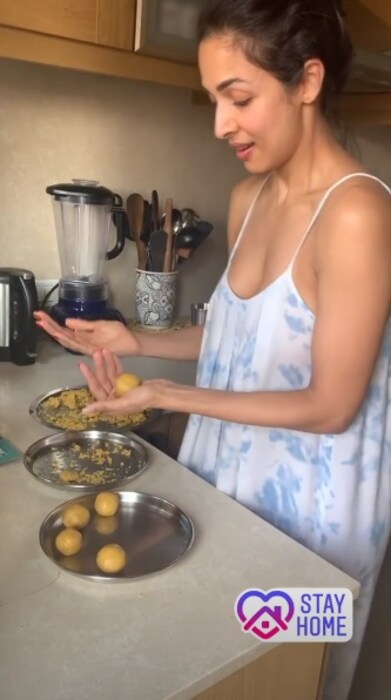 मलायकाचे बेसनाचे लाडू बनवतानाचे हे व्हिडीओ सध्या सोशल मीडियावर खूप हिट झालेले पाहायला मिळत आहेत. 