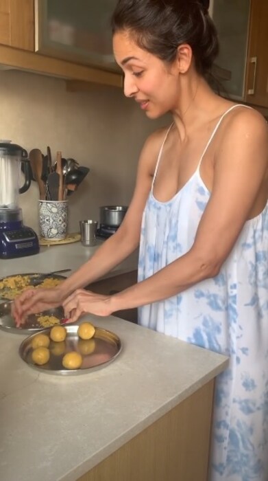 हे लाडू बनवत असताना मलायकानं तिच्या चाहत्यांना एक मेसेजही दिला आहे. ती म्हणते, 'घरी राहा. सुरक्षित राहा आणि खाण्याचे वेगवेगळे पदार्थ नक्की बनवून पाहा.' 