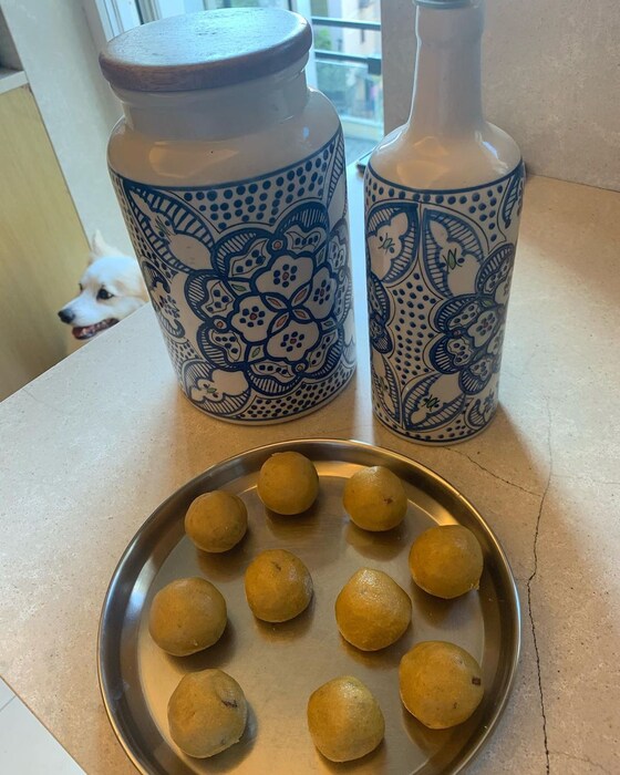 मलायकानं तिच्या इन्स्टाग्रामवर बेसनाच्या लाडूंचा फोटो शेअर केला आहे. ज्यात तिनं तिला हे लाडू बनवण्यासाठी सल्ला देणाऱ्या शेफचेही आभार मानले आहेत. सध्या मलायकाचे हे फोटो सोशल मीडियावर खूप चर्चेत आहेत. 