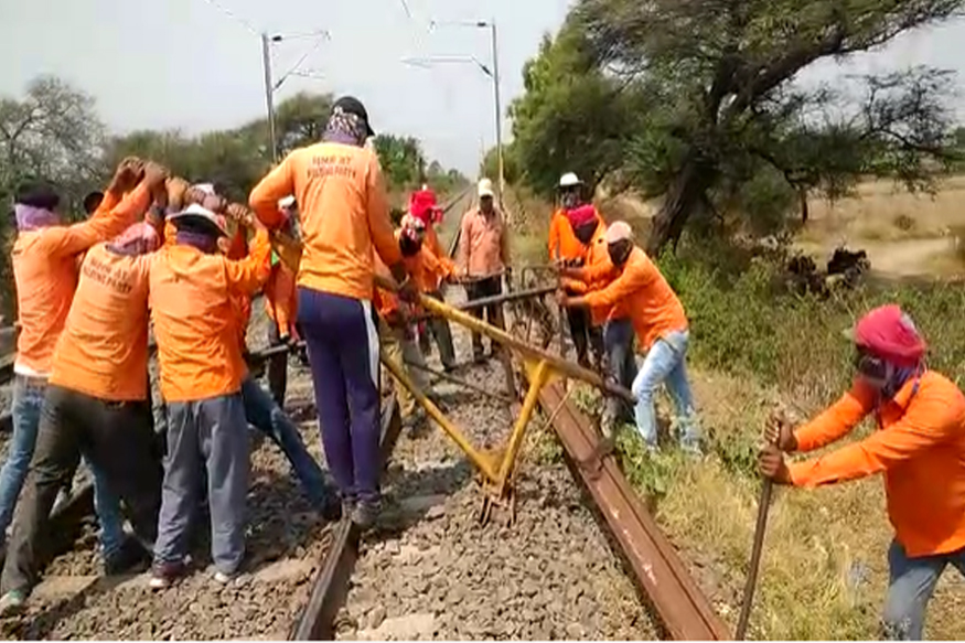 लॉकडाउन नियमांचा फज्जा, रेल्वे कर्मचारी जीव धोक्यात घालून करताय काम!