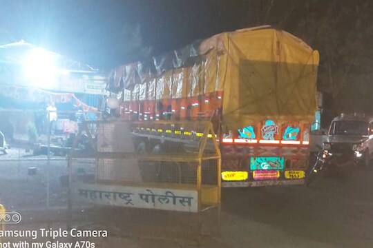 भरधाव ट्रकची पोलिसांच्या चौकीला भीषण धडक, अधिकाऱ्यांनी वेळीच मारल्या उड्या