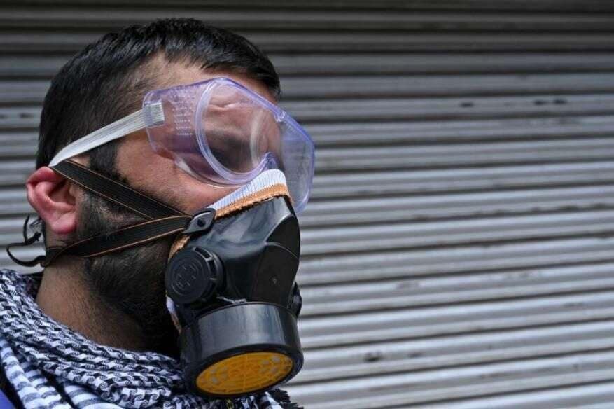 भारत सरकारच्या देशव्यापी लॉकडाऊन दरम्यान फेसमास्क आणि गॉगल्स घातलेला एक माणूस श्रीनगरच्या रस्त्यावर उभा आहे. भारत सरकारच्या देशव्यापी लॉकडाऊन दरम्यान फेसमास्क आणि गॉगल्स घातलेला एक माणूस श्रीनगरच्या रस्त्यावर उभा आहे.