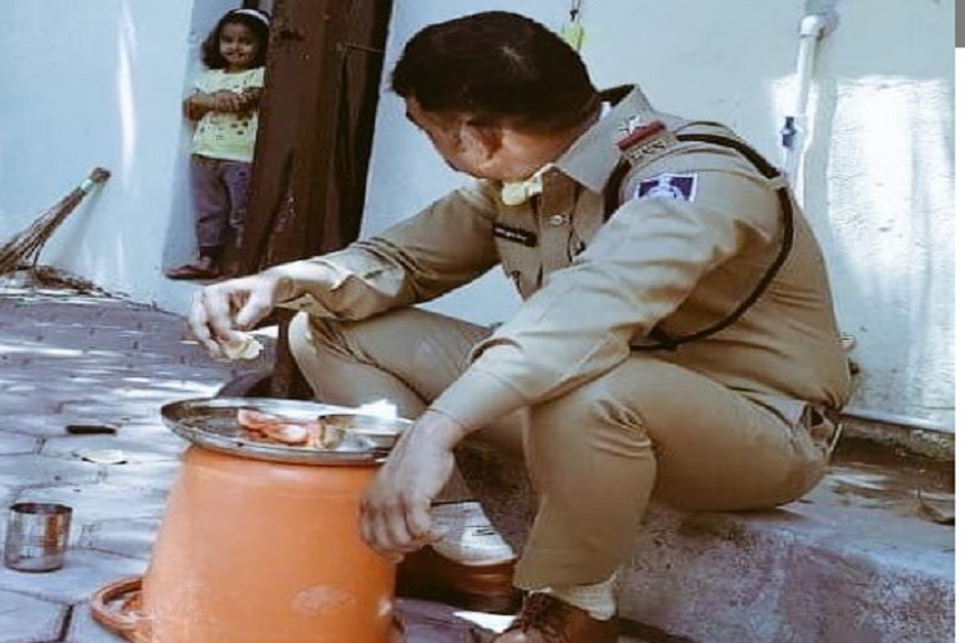 काळजात घर करेल असा PHOTO VIRAL, वाचा यामागची अंगावर शहारे आणणारी कहाणी