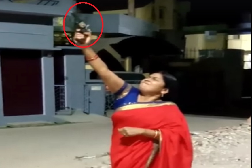 कोरोनाला पळवून लावण्यासाठी भाजपच्या महिला अध्यक्षाचा हवेत गोळीबार, VIDEO VIRAL