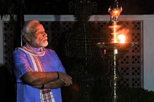 पंतप्रधान नरेंद्र मोदी यांनीही दिप प्रज्वलन केलं. त्यांनी ट्विटरवरून फोटो शेअर केले आहेत.
