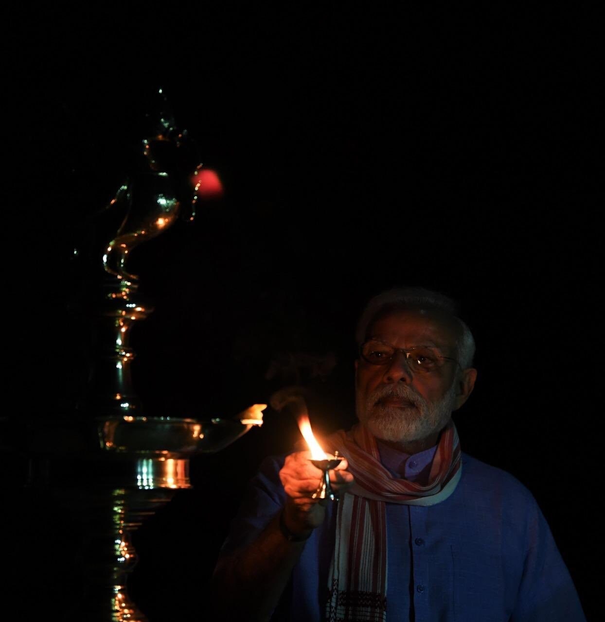 मोदींनी फोटो शेअर करताना, शुभं करोति कल्याणमारोग्यं धनसंपदा । शत्रुबुद्धिविनाशाय दीपज्योतिर्नमोऽस्तुते ॥ असा कॅप्शन दिला आहे. मोदींनी फोटो शेअर करताना, शुभं करोति कल्याणमारोग्यं धनसंपदा । शत्रुबुद्धिविनाशाय दीपज्योतिर्नमोऽस्तुते ॥ असा कॅप्शन दिला आहे.