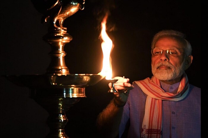 कोरोनाविरोधात लढण्यासाठी रविवारी 9 वाजून 9 मिनिटांला दिवे पेटवण्याचं आवाहन मोदींनी केलं होतं.