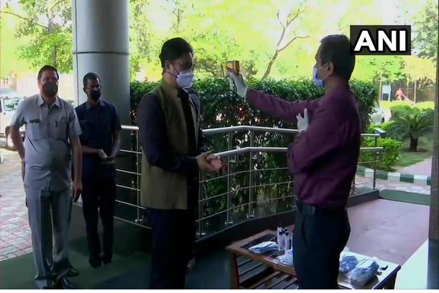 मोदी सरकारच्या मंत्र्यांचं 'वर्क फ्रॉम होम' संपलं, आजपासून ऑफिसमध्ये सुरू केलं काम