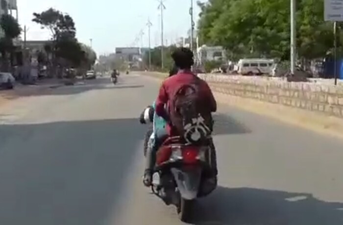 मुलाच्या मायेपोटी या माऊलीनं लॉकडाऊनमध्येही तेलंगाणा ते आंध्रप्रदेश असा प्रवास चक्क स्कूटीवरुन केला. 