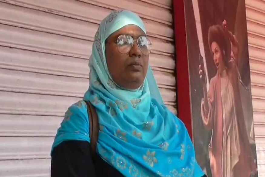 कोरोना व्हायरसमुळे सध्या देशभरात लॉकडाउन करण्यात आलं आहे. मात्र असं असताना एका आईनं आपल्या मुलासाठी चक्क दुचाकीवरुन 1400 किमीची प्रवास केला आहे. कोरोना व्हायरसमुळे सध्या देशभरात लॉकडाउन करण्यात आलं आहे. मात्र असं असताना एका आईनं आपल्या मुलासाठी चक्क दुचाकीवरुन 1400 किमीची प्रवास केला आहे.