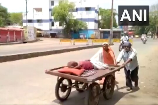 कोरोनामध्ये पोलीस का ठरतायत देवदूत, हा VIDEO तुम्हीही म्हणाल 'एक नंबर साहेब'