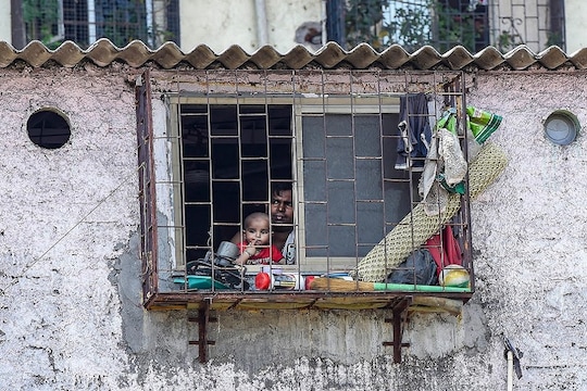 आशिया खंडातील सर्वात मोठी झोपडपट्टी अशी ओळख असलेली धारावी आता कोरोनाचा हॉटस्पॉट बनली आहे. त्यामुळे आता या भागात कोरोनाचं संक्रमण रोखणं मोठं आव्हान आहे. 
