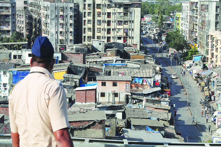 'समोरच घर असूनही लेकीला भेटता येत नाही', कोरोना योद्ध्याची कहाणी