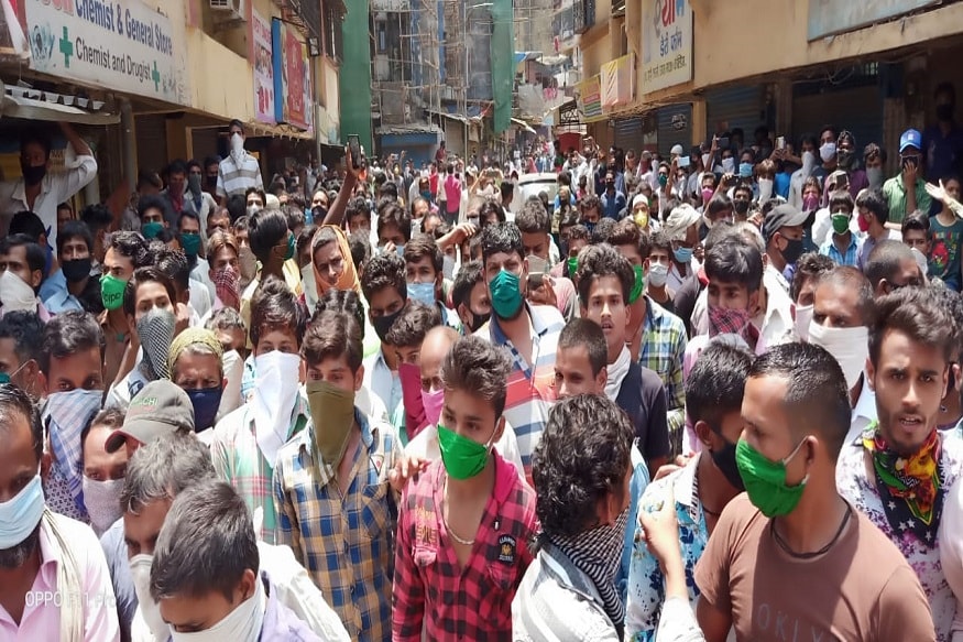 मोदींनी LOCKDOWN 2 ची घोषणा केल्यानंतरची ही गर्दी. सोशल डिस्टन्सिंग, जमावबंदी असे सगळे नियम पायदळी तुडवत ही एवढी गर्दी उसळली ठाण्याजवळच्या मुंब्र्यामध्ये. मोदींनी LOCKDOWN 2 ची घोषणा केल्यानंतरची ही गर्दी. सोशल डिस्टन्सिंग, जमावबंदी असे सगळे नियम पायदळी तुडवत ही एवढी गर्दी उसळली ठाण्याजवळच्या मुंब्र्यामध्ये.