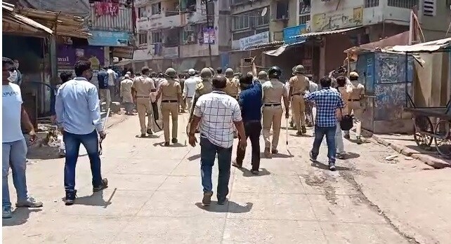 ठाण्याजवळ मुंब्रा इथे हे मजूर वेगवेगळ्या वसाहतींमध्ये आणि मिळेत त्या जागी राहात आहेत. काम नसल्यामुळे उपासमार होते आहे. ठाण्याजवळ मुंब्रा इथे हे मजूर वेगवेगळ्या वसाहतींमध्ये आणि मिळेत त्या जागी राहात आहेत. काम नसल्यामुळे उपासमार होते आहे.