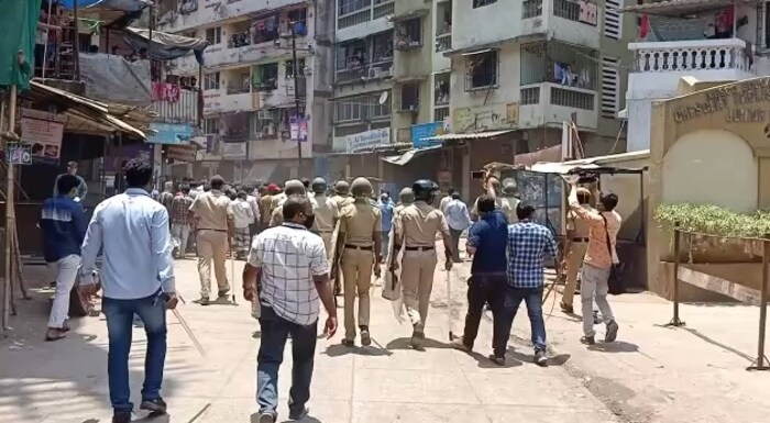 मुंब्रा नाका इथे कामगार आणि परराज्यातील मजुरांनी रस्त्यावर उतरुन गोंधळ घातला. त्यांना इथे रहायचे नसून आपल्या गावी परत पाठवा असा आरडा ओरडा हे कामगार करु लागले.