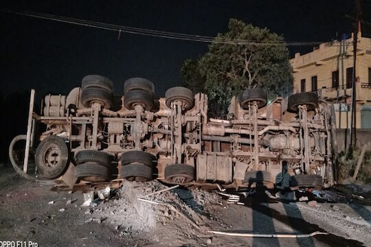 नगरमधली भीषण घटना, पोलीस कर्मचाऱ्याला धडक देऊन कंटेनर उलटला