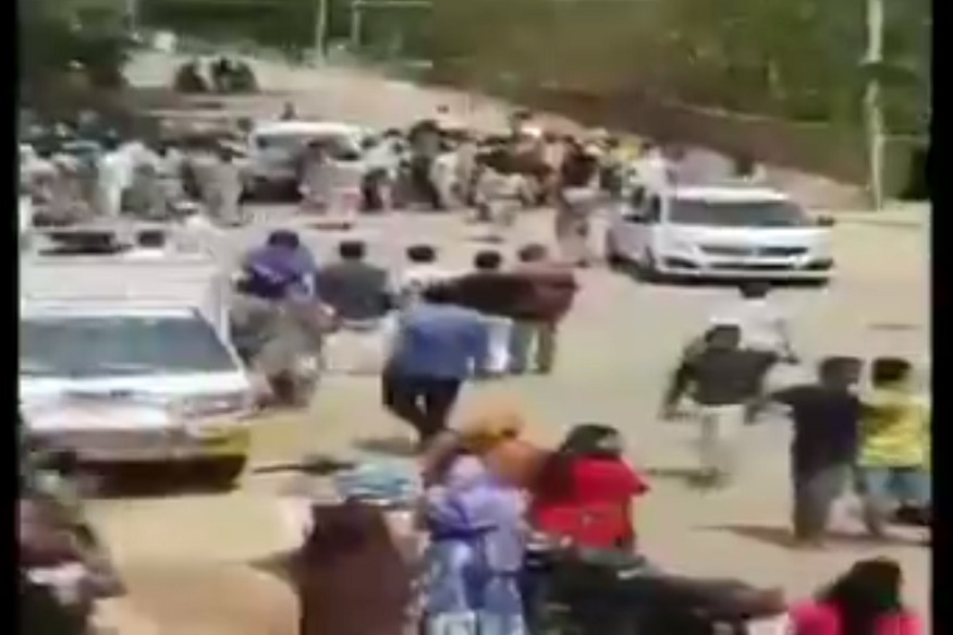 VIDEO : LockDown असतानाही नमाज पठणासाठी गर्दी, पोलीस येताच केली दगडफेक