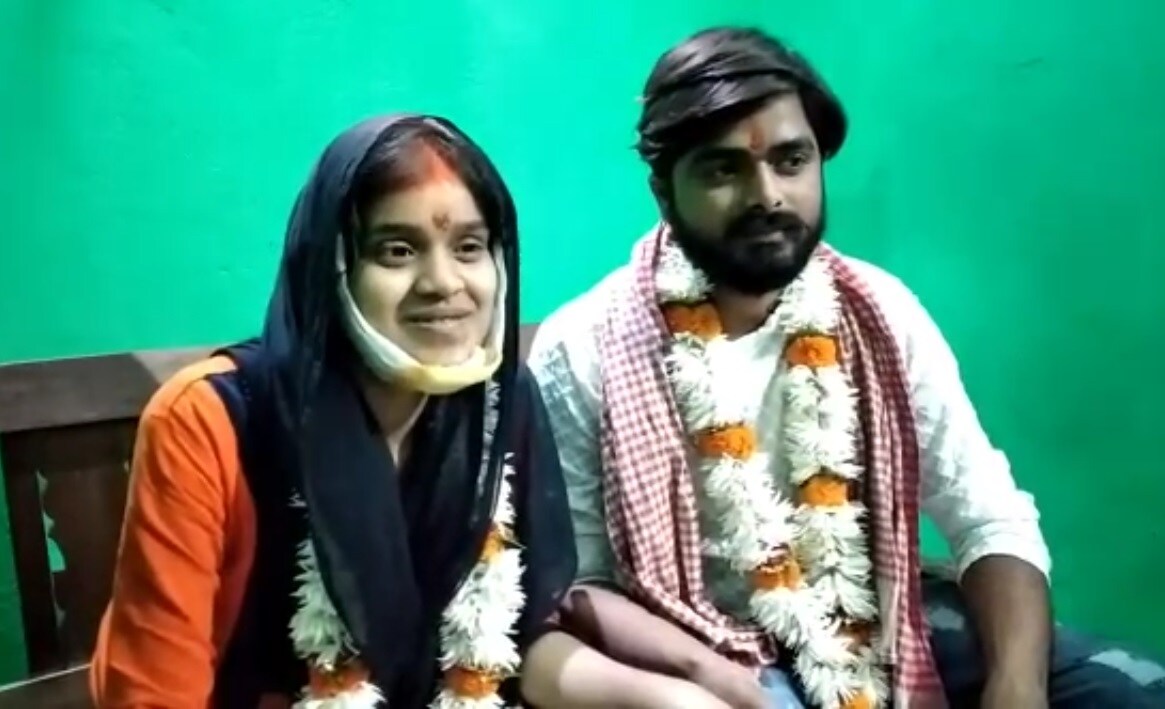 गया येथील बहुआर चौरा मोहल्ल्यात दोघेजण राहतात. लॉकडाऊनमुळे खूप प्रयत्न करून त्यांनी मंदिराबाहेर पर्यंत भटजींना बोलावण्यात आणलं आणि हा छोटेखानी लग्नसोहळा पार पडला. गया येथील बहुआर चौरा मोहल्ल्यात दोघेजण राहतात. लॉकडाऊनमुळे खूप प्रयत्न करून त्यांनी मंदिराबाहेर पर्यंत भटजींना बोलावण्यात आणलं आणि हा छोटेखानी लग्नसोहळा पार पडला.
