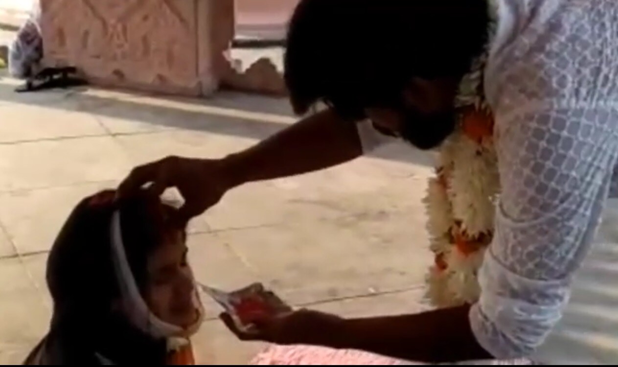 नसरीन आणि अनंत या दोघांचे गेल्या 3 वर्षांपासून एकमेकांवर प्रेम होते. लॉकडाऊनमुळे गेल्या महिनाभरापासून दोघांच्या भेटीगाठी कमी झाल्या होत्या. नसरीनला तिच्या कुटुंबाकडून होणारी मारहाण वाढल्यामुळे त्या दोघांनी लग्न करण्याचा निर्णय घेतला. नसरीन आणि अनंत या दोघांचे गेल्या 3 वर्षांपासून एकमेकांवर प्रेम होते. लॉकडाऊनमुळे गेल्या महिनाभरापासून दोघांच्या भेटीगाठी कमी झाल्या होत्या. नसरीनला तिच्या कुटुंबाकडून होणारी मारहाण वाढल्यामुळे त्या दोघांनी लग्न करण्याचा निर्णय घेतला.