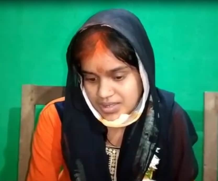 नसरीनच्या कुटुंबीयांना त्या दोघांच्या प्रेमप्रकरणाबाबत माहित झालं होतं. परिणामी तिला मारझोड करण्यात आली असल्याची माहिती या दोघांनी दिली आहे. तिला एका खोलीत देखील बंद करून ठेवण्यात आलं होतं. नसरीनच्या कुटुंबीयांना त्या दोघांच्या प्रेमप्रकरणाबाबत माहित झालं होतं. परिणामी तिला मारझोड करण्यात आली असल्याची माहिती या दोघांनी दिली आहे. तिला एका खोलीत देखील बंद करून ठेवण्यात आलं होतं.