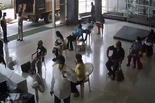 सोशल डिस्टन्सिंगचे पालन करूनही पोलिसांकडून मारहाण, VIDEO आला समोर