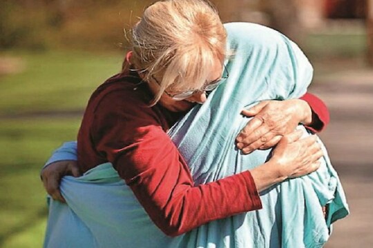 आईच्या प्रेमाला तोडू नाही शकणार कोरोना, नर्स लेकीला पाहताच मारली घट्ट मिठी पण असं पाळलं सोशल डिस्टन्सिंग