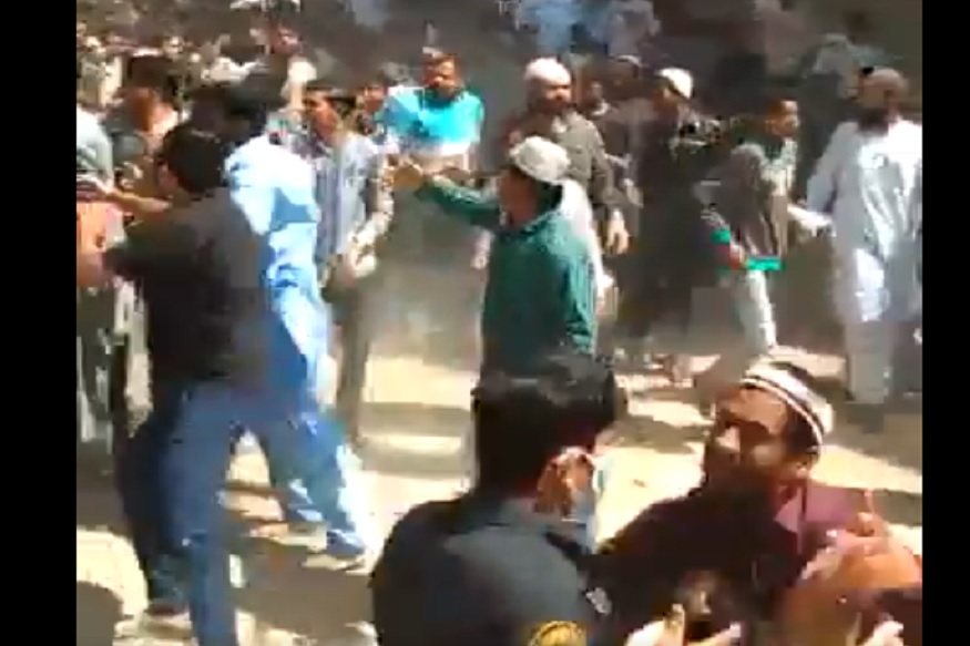 नमाज पठण रोखल्याने पाकिस्तानी पोलिसांवर जीवघेणा हल्ला, घटनेचा थरारक VIDEO