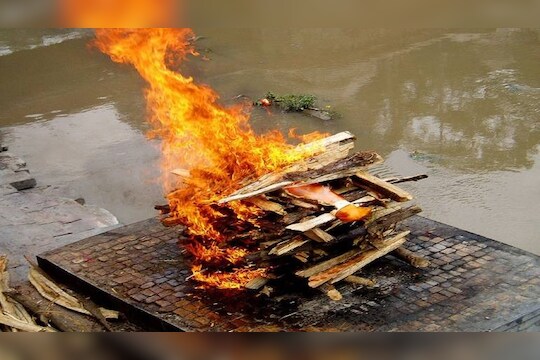 कोरोनामुळे मुलानं आईचा मृतदेह स्वीकारला नाही, प्रशासन अंत्यसंस्कार करताना दुरूनच घेतलं दर्शन