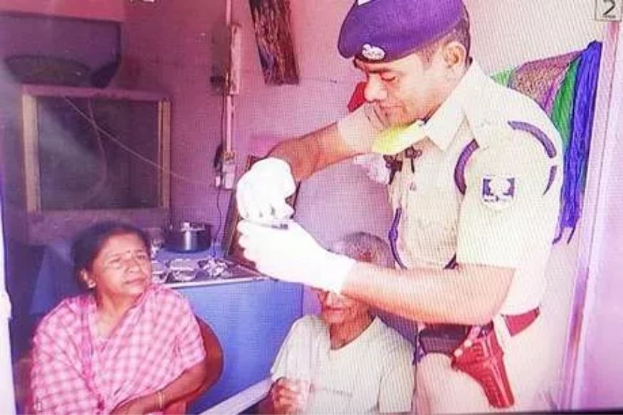 ऐन लॉकडाऊनमध्ये 90 वर्षीय आई-बापाला मुलांनी सोडलं वाऱ्यावर, पोलीस अधिकारी श्रावण बाळ होऊन करतोय सेवा