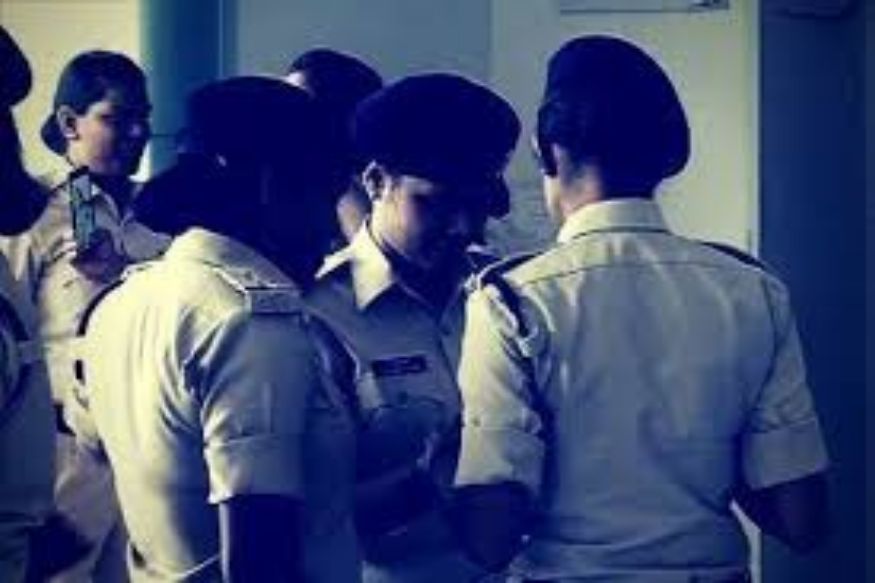 महिला पोलिसाच्या ममत्वाने वाचवला बाळाचा जीव, प्रसववेदनांनी कळवळणाऱ्या महिलेची जिप्सीमध्येच केली प्रसूती