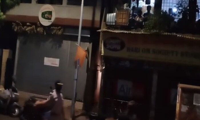 या सील केलेल्या विभागांच्या आजूबाजूच्या परिसरातून रुट मार्च काढण्यात आला. यावेळी नागरिकांनी टाळ्या वाजवून पोलिसांचे आभार मानले. 
