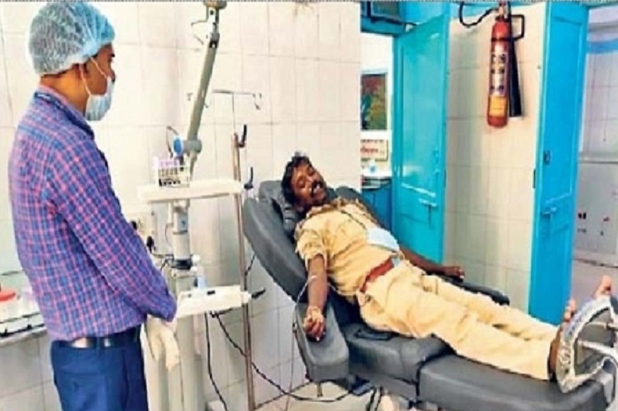 पोलिसांनी केलं असंही 'संरक्षण', चौघांनी स्वत:चं रक्त देऊन महिलेचे वाचवले प्राण