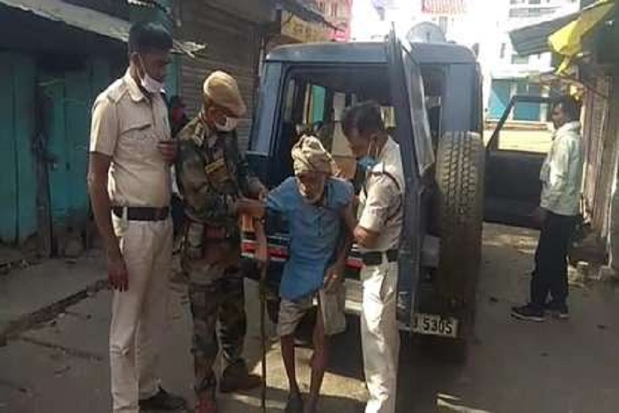 देशात कोरोनामुळे लॉकडाऊन करण्यात आलं आहे. या लॉकडाऊनच्या काळात नागरिकांच्या अडचणी सोडवण्यासाठी पोलीस कर्मचारी मदत करत आहेत. त्यांची ही मदत माणुसकी जिवंत असल्याचं दाखवून देते.