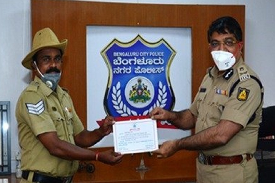 नातं माणुसकीचं! पोलीसाने स्कुटीवरून 860 किमी प्रवास करत वाचवले तरुणाचे प्राण