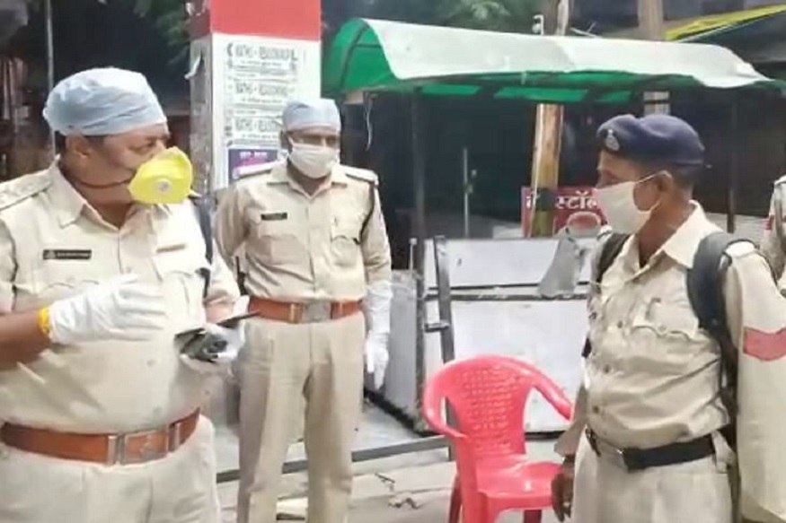 कर्तव्यनिष्ठेला सलाम! ड्युटीवर हजर होण्यासाठी पोलिसाने 17 दिवसांत चालत कापले 550 किमी अंतर