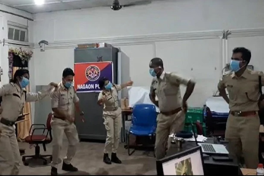 काम करता करता पोलिसांनी सुरु केला डान्स, कोरोना योद्ध्यांचा VIDEO VIRAL