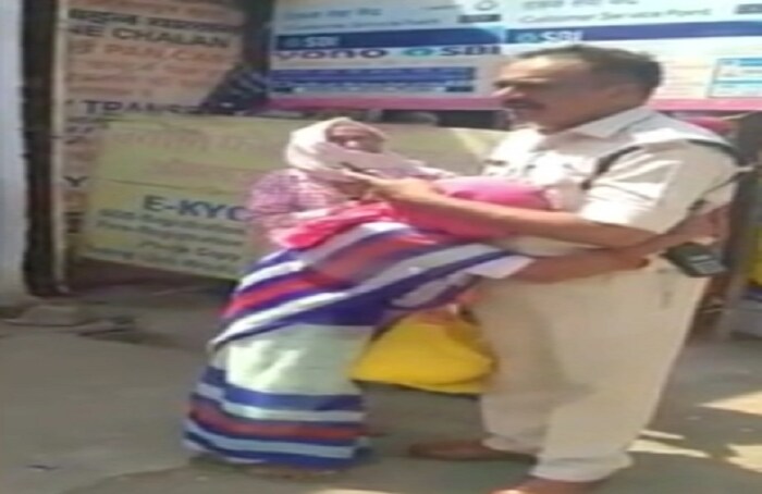 रीवा इथं एका ठिकाणी बँकेतून पैसै काढायला आलेल्या वृद्ध दाम्पत्याला काहीच पैसे मिळाले नाहीत. तेव्हा भुकेल्या दाम्पत्याला डीएसपींनी जेवण आणि राशनही दिलं. त्यावेळी वृद्ध महिलेनं पोलिसांना आलिंगन दिलं.