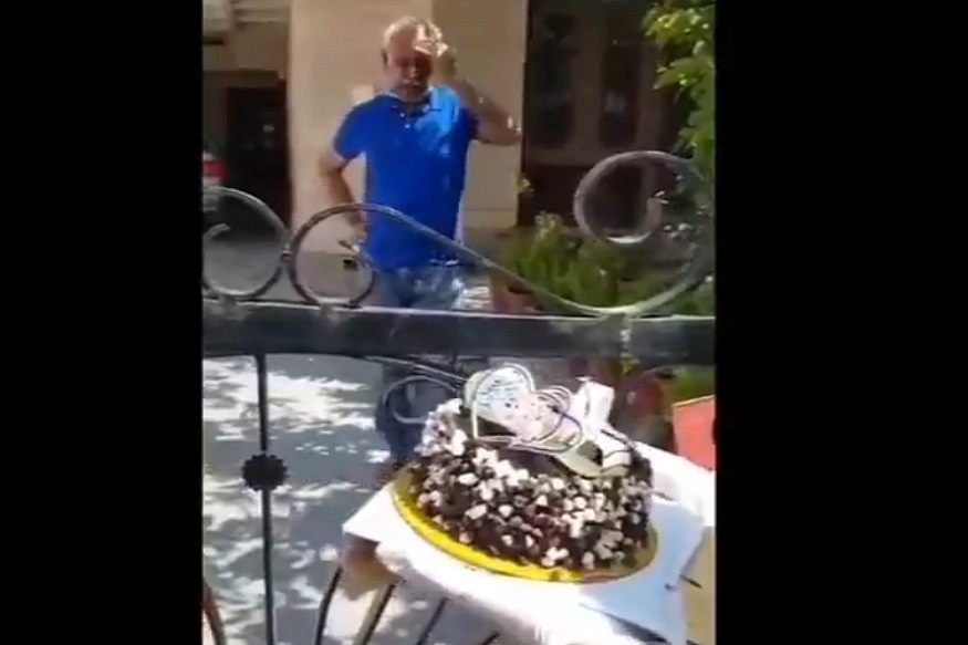 VIDEO : लॉकडाऊनमध्ये एकट्या राहणाऱ्या आजोबांना पोलिसांचं सरप्राइज; केक पाहून अश्रू अनावर