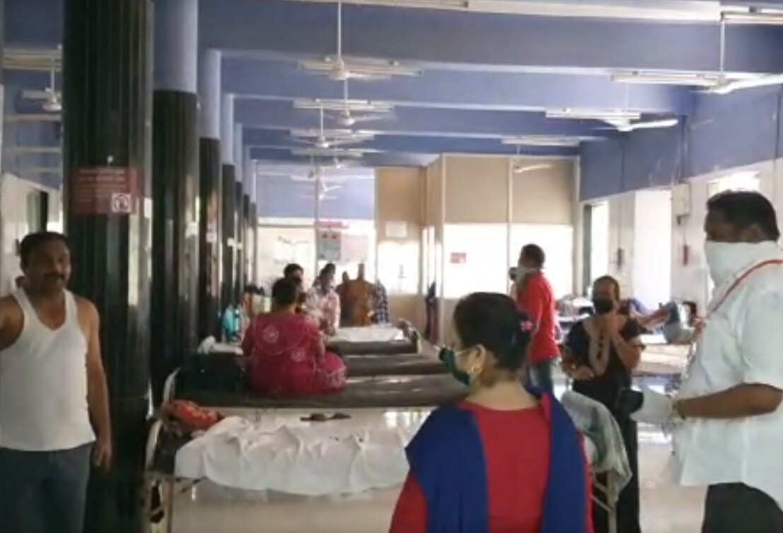 या ठिकाणी महापौर किशोरी पेडणेकर यांनी आढावा घेतला. खरंच या रुग्णालयांमध्ये स्वच्छता आणि बाकी इतर गोष्टी व्यवस्थित आहेत की नाही याची पाहाणी केली. या ठिकाणी महापौर किशोरी पेडणेकर यांनी आढावा घेतला. खरंच या रुग्णालयांमध्ये स्वच्छता आणि बाकी इतर गोष्टी व्यवस्थित आहेत की नाही याची पाहाणी केली.