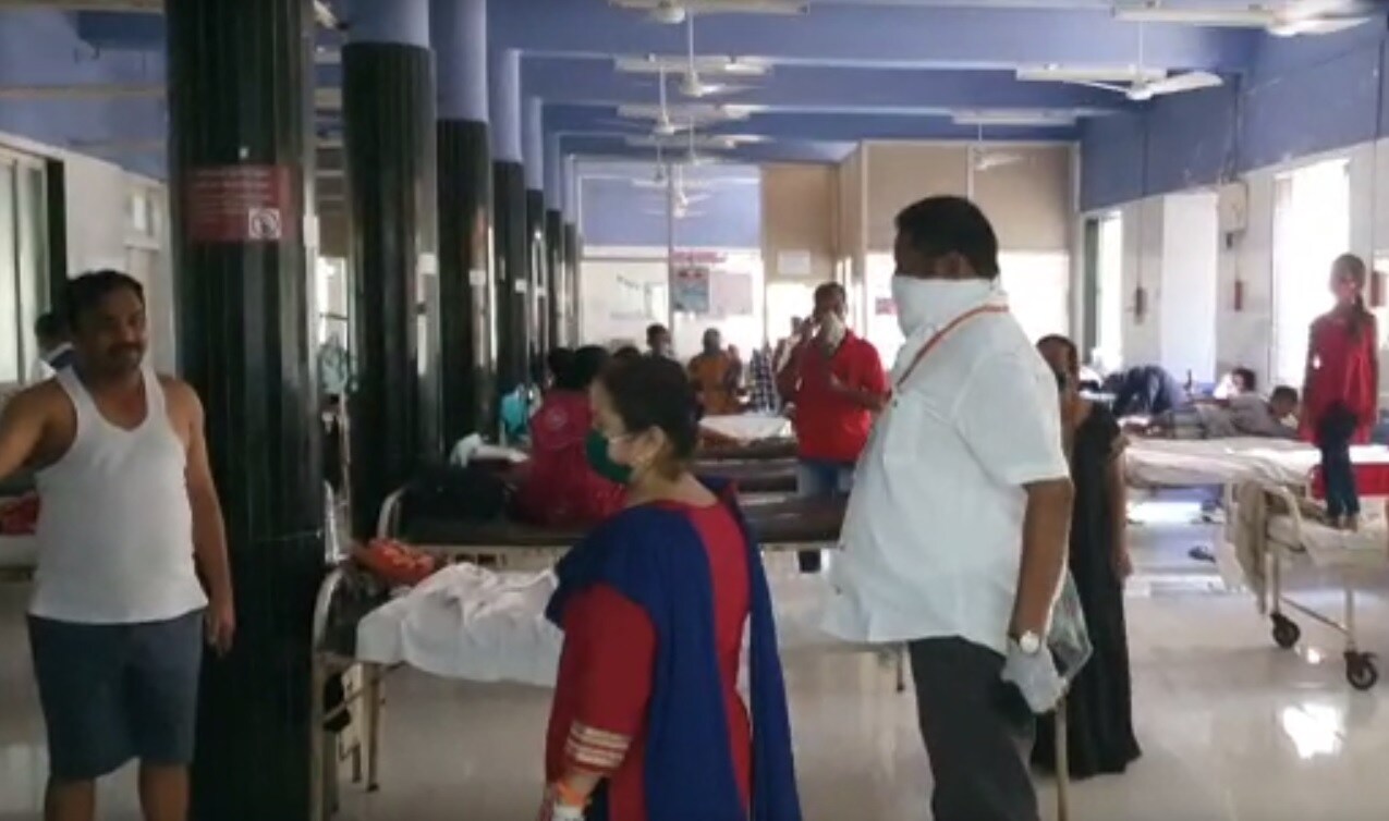 ही पोद्दार रुग्णालयात आतली दृश्य आहेत जिथे वरळी कोळीवाड्यातील 140 जणांना विलगीकरण कक्षात ठेवलेला आहे. ही पोद्दार रुग्णालयात आतली दृश्य आहेत जिथे वरळी कोळीवाड्यातील 140 जणांना विलगीकरण कक्षात ठेवलेला आहे.