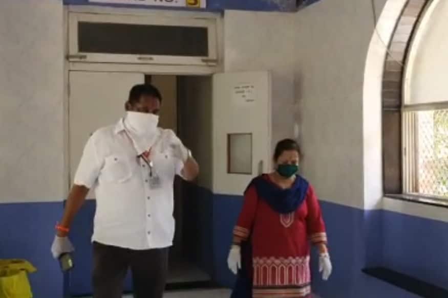 कोरोना व्हायरसनं सध्या मुंबईमध्ये हाहाकार माजवला आहे. राज्यातील सर्वांधिक कोरोना रुग्ण हे मुंबईत आहेत आणि दिवसागणिक ही आकडेवारी वाढत आहे. कोरोना व्हायरसनं सध्या मुंबईमध्ये हाहाकार माजवला आहे. राज्यातील सर्वांधिक कोरोना रुग्ण हे मुंबईत आहेत आणि दिवसागणिक ही आकडेवारी वाढत आहे.