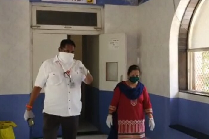 कोरोना व्हायरसनं सध्या मुंबईमध्ये हाहाकार माजवला आहे. राज्यातील सर्वांधिक कोरोना रुग्ण हे मुंबईत आहेत आणि दिवसागणिक ही आकडेवारी वाढत आहे. 
