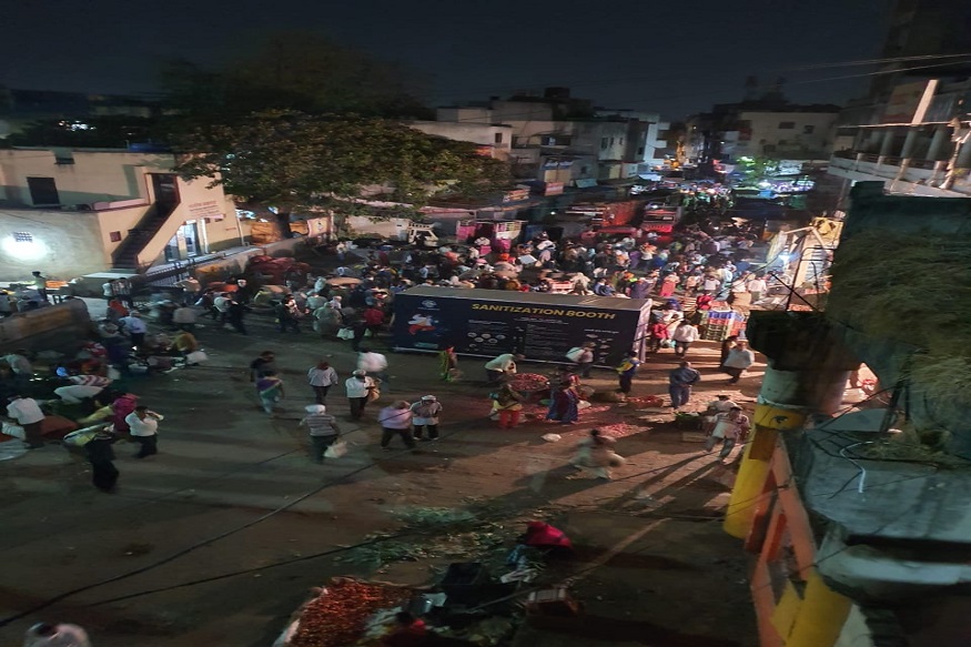 पिंपरी पालिकेच्या ढिसाळ कारभारामुळे सोशल डिस्टन्सिंग तीन तेरा, भाजी मार्केटमध्ये नागरिकांची झुंबड