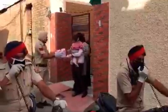 लॉकडाऊनमध्ये चिमुकलीचा पहिला बर्थडे पोलिसाने बनवला खास, पाहा VIDEO
