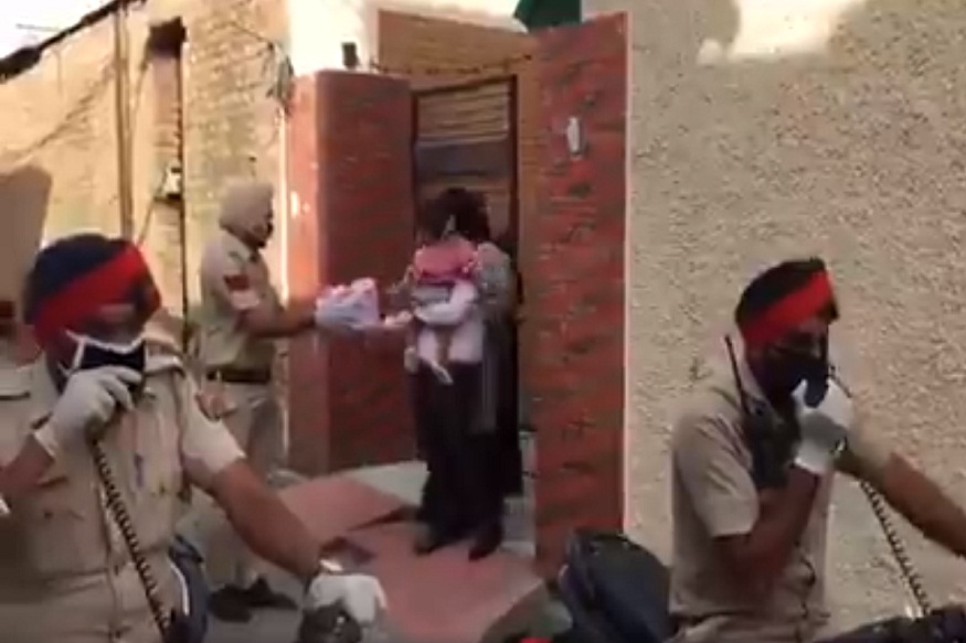 लॉकडाऊनमध्ये चिमुकलीचा पहिला बर्थडे पोलिसाने बनवला खास, पाहा VIDEO