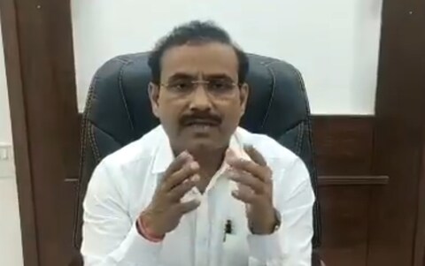 मीच माझा रक्षक... मी कोरोनाला हरवणारच, असं सांगत आरोग्यमंत्र्यांनी  जनतेचं मनोबल वाढवण्याचा प्रयत्न केला.