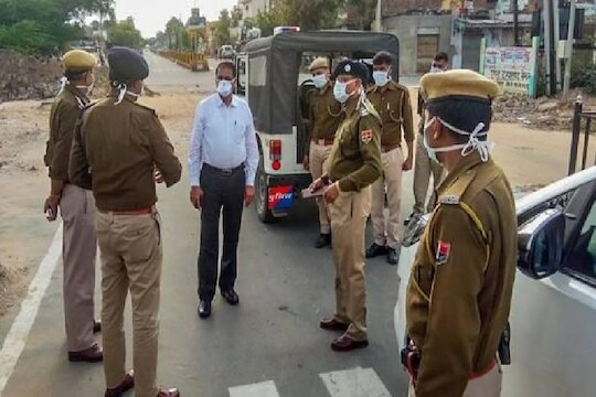 लॉकडाऊनमध्ये बेवड्यांचा कहर, थेट केला माजी मंत्र्यांना मेसेज आणि...