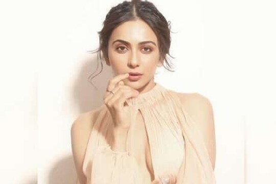 राकुल प्रीत सिंहनं भिंतीवर उलटं लटकून घातला टी-शर्ट, Video पाहून व्हाल अवाक